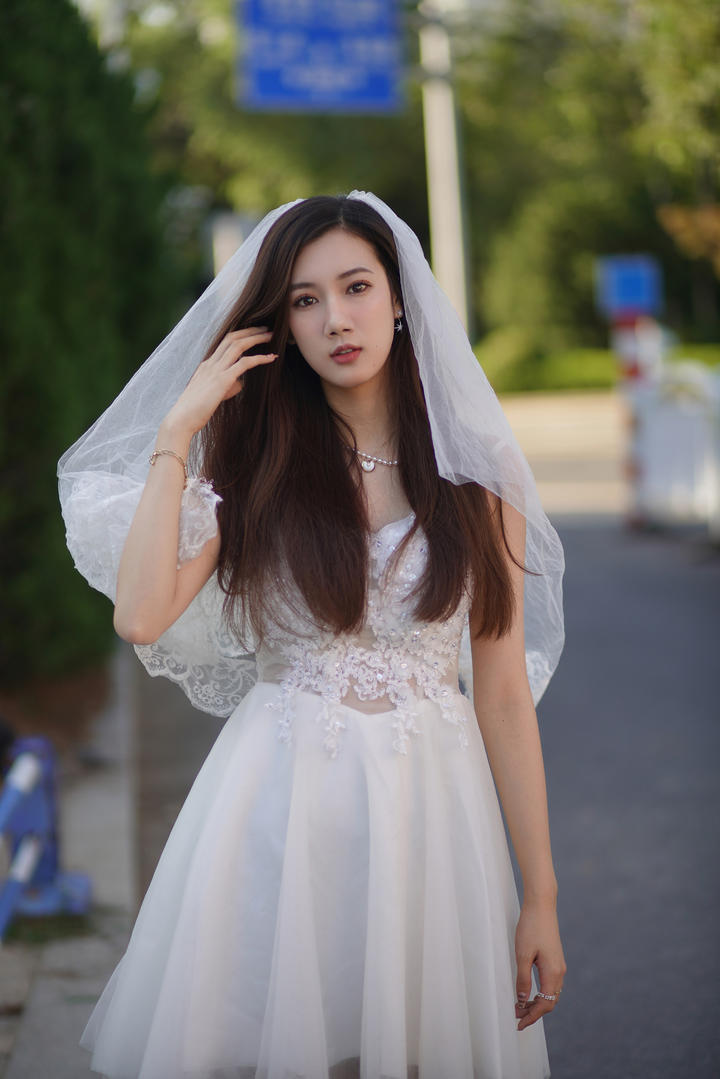 街拍清纯漂亮美女穿婚纱照写真图片