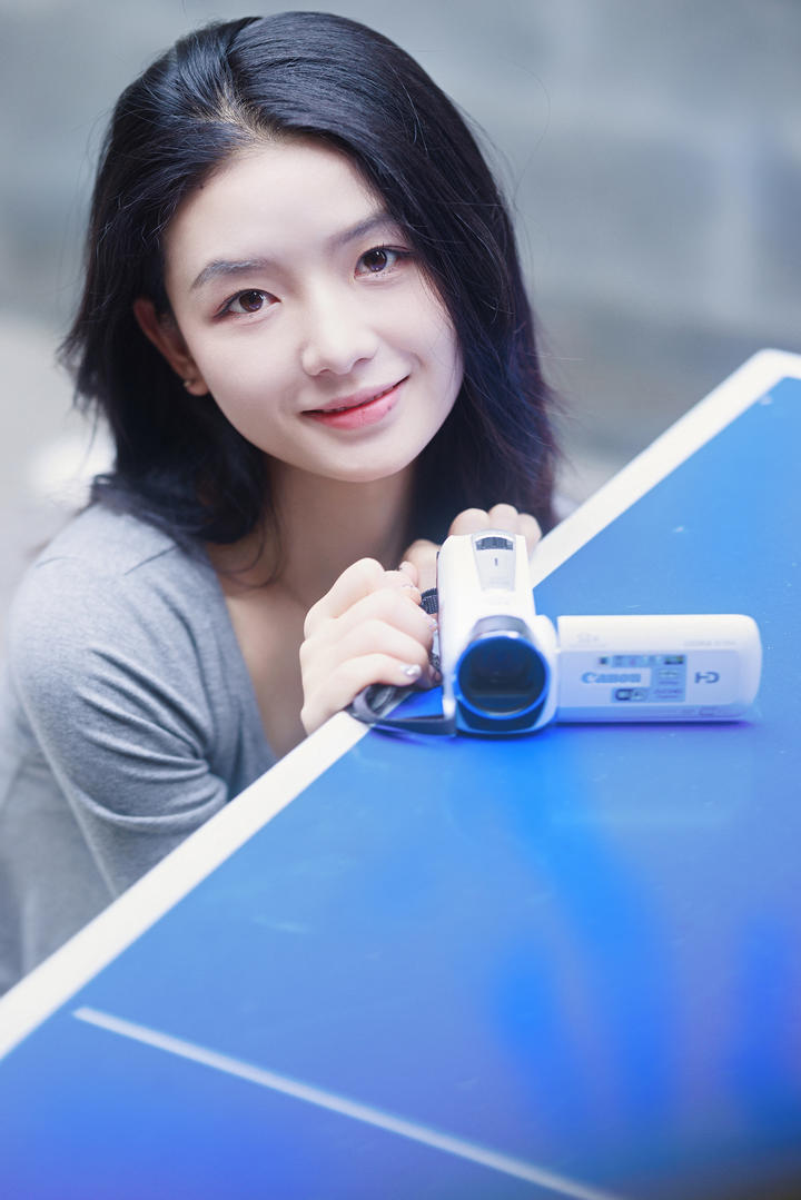 蹲在地上的清纯可爱女生高清图片