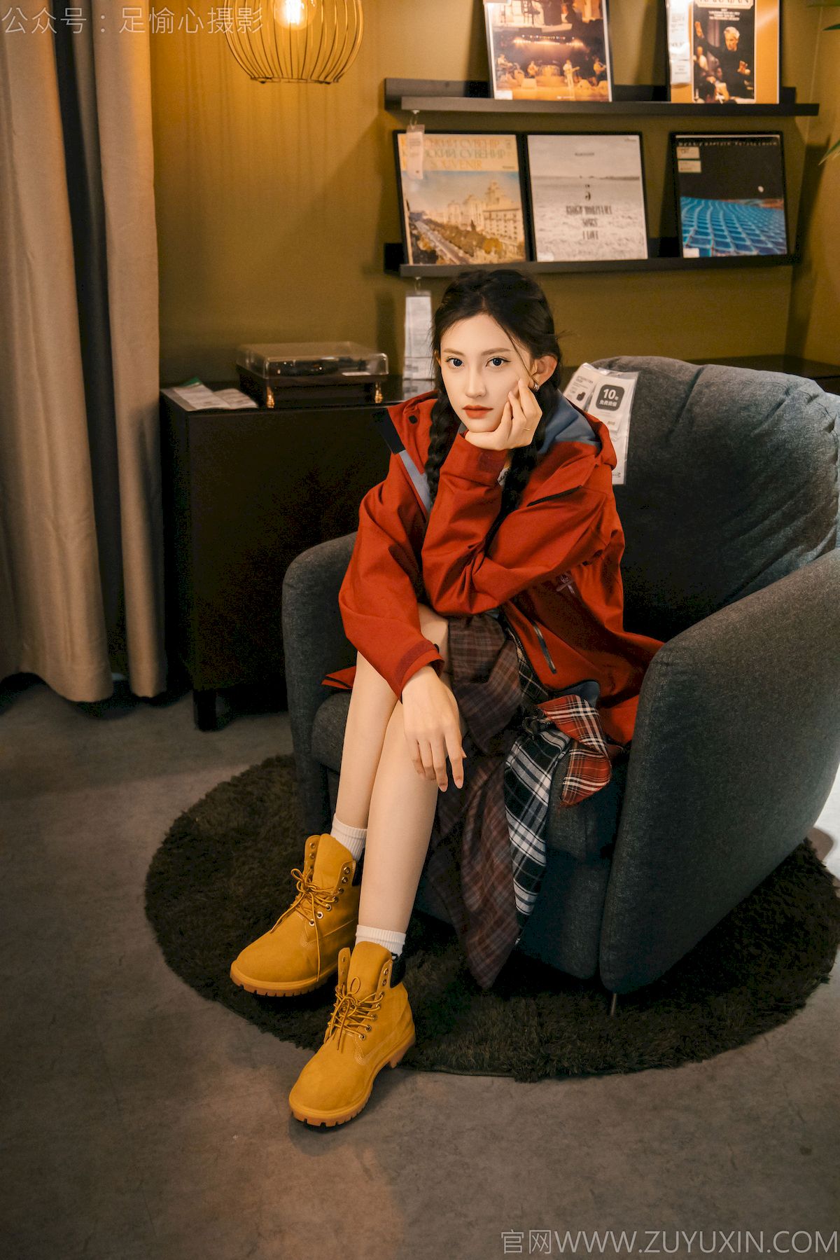 足愉心摄影模特可乐红色冲锋衣黑白格纹裙写真