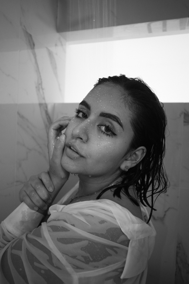 黑白湿身诱惑性感美女图片