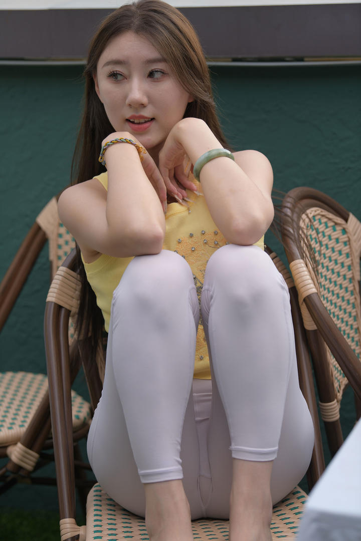 大胆瑜伽裤美女图片