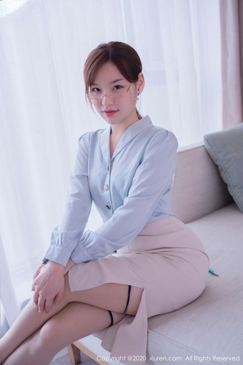 秀人网美女模特范小宣fancy办公室丝袜诱惑OL制服成都旅拍