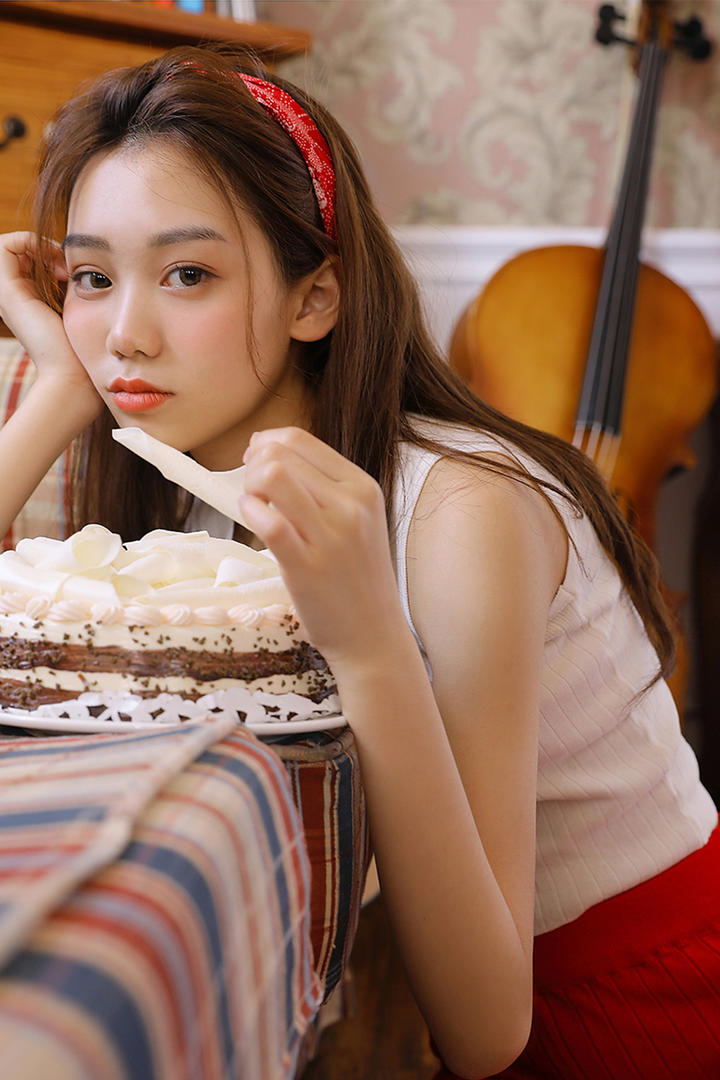吃蛋糕的高清清纯美女图片