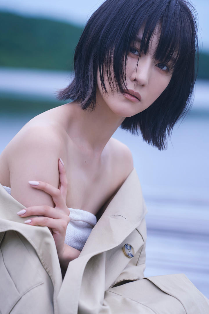 日本短发甜美女生西西人体艺术照片