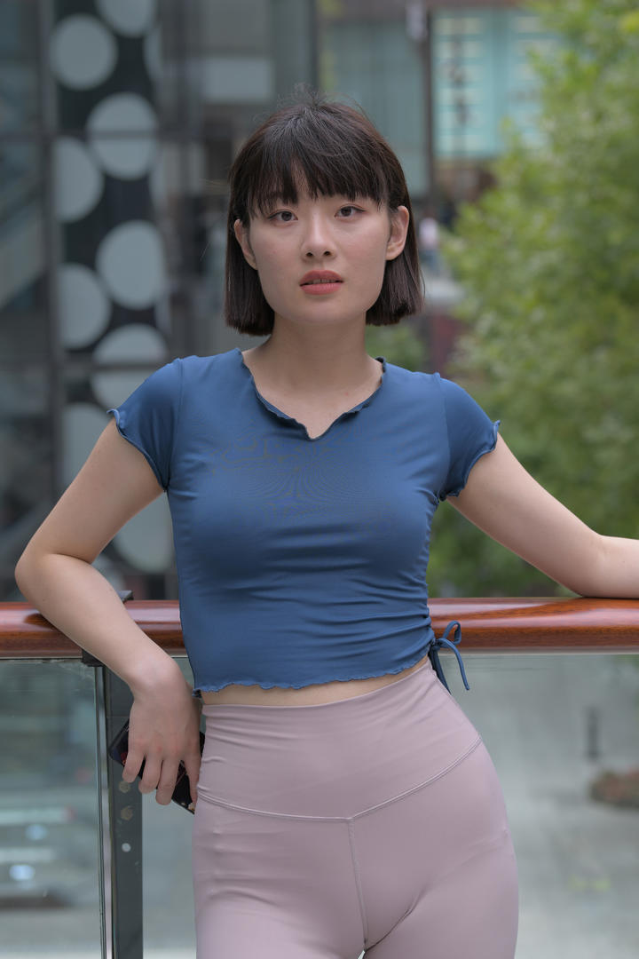 国产街拍紧身裤美女中国模特图片
