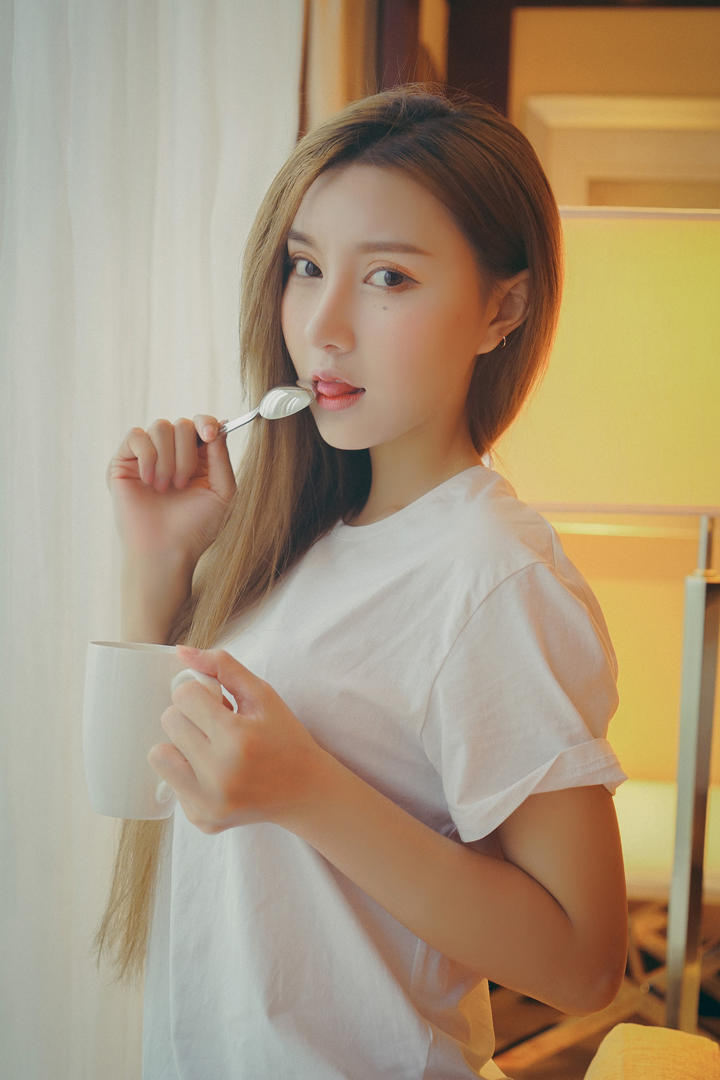 喝水的高清漂亮美女主播私房照图片