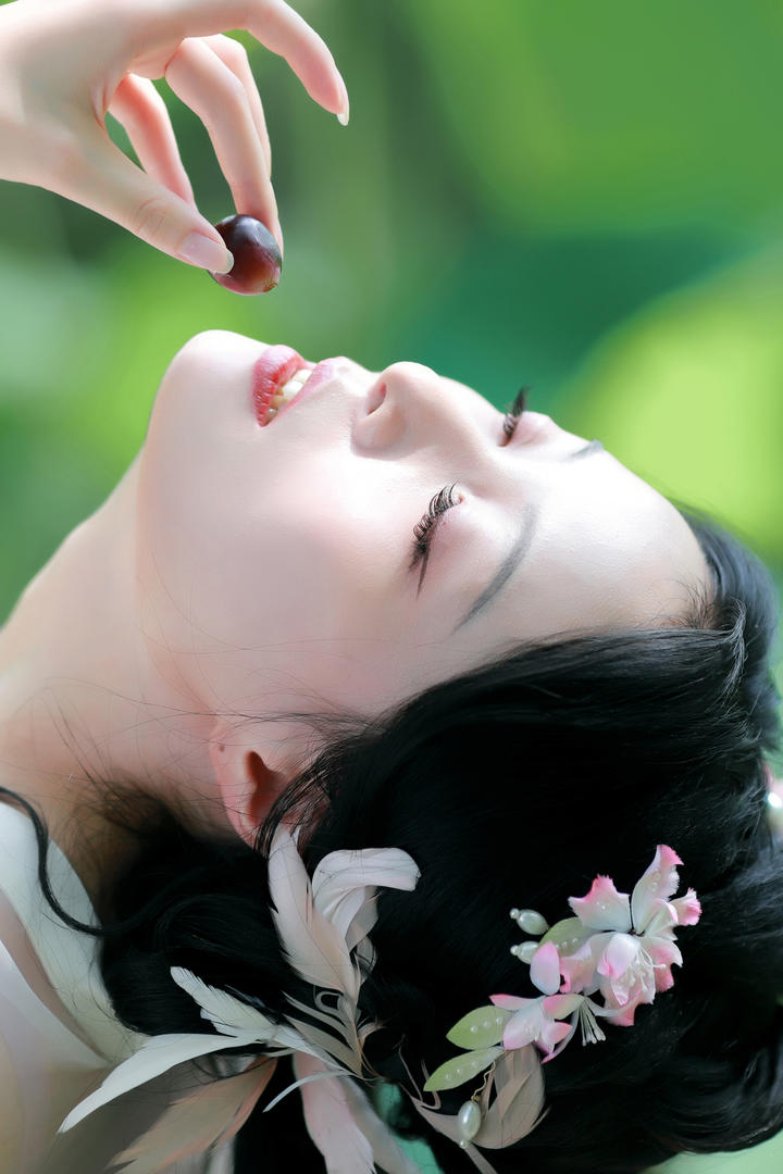 张嘴吃葡萄的古典美人唯美艺术照欣赏