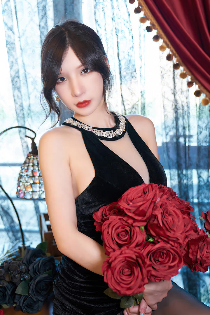 手捧玫瑰的中国气质美女图片周于希高清写真套图