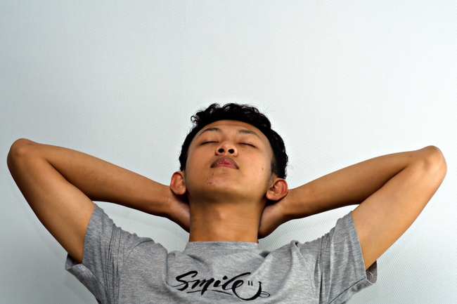 正在放松休息的亚洲帅哥图片