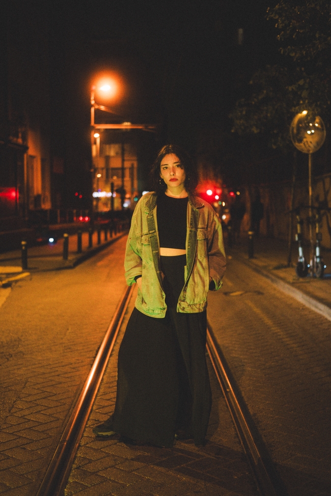 午夜城市街道美女写真摄影图片