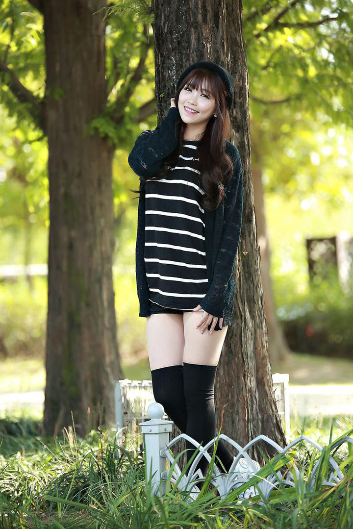 靠在树上的清纯美女高清写真