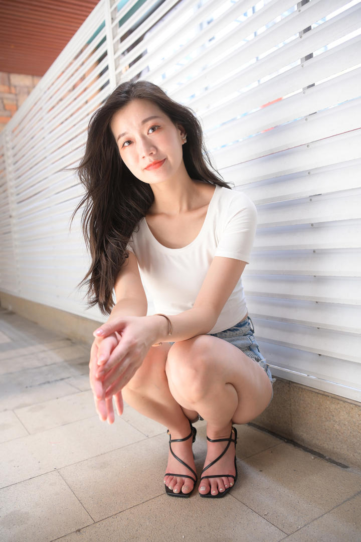 蹲在地上的韩国气质美女街拍图片大全