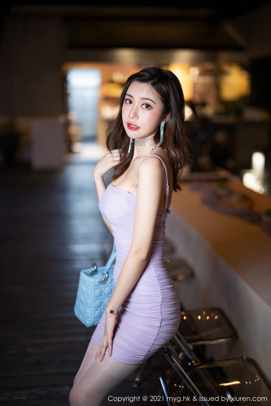 美媛馆性感女神绮里嘉Carina丝袜美腿素色长裙系列杭州旅拍