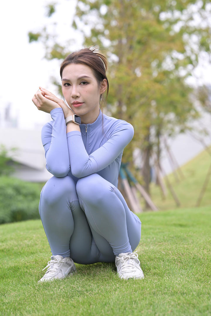 蹲在草地上的漂亮紧身服美女116美女写真套图