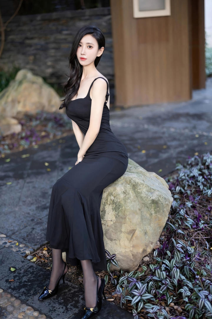 坐在石头上的高挑黑丝美女模特悠悠人体艺术摄影图片