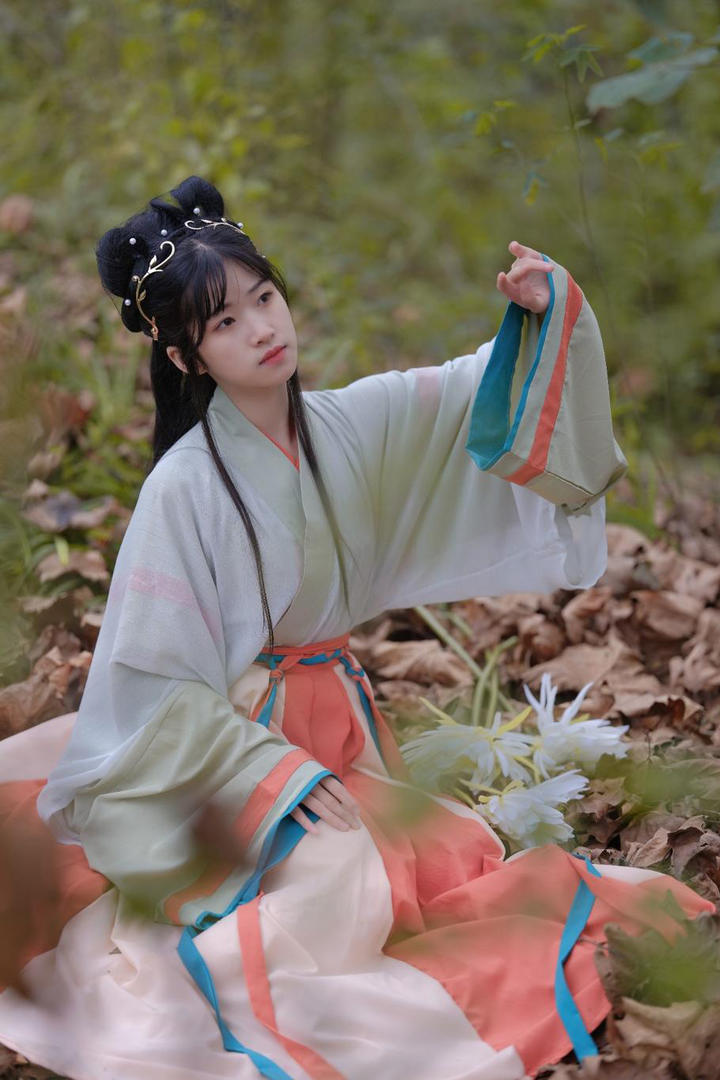 坐在落叶堆中的唯美汉服古装美女写真图片