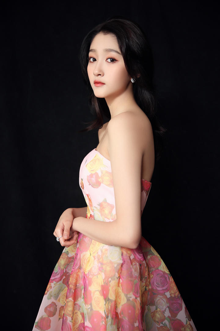 穿碎花抹胸长裙的漂亮美女明星关晓彤个人写真图片