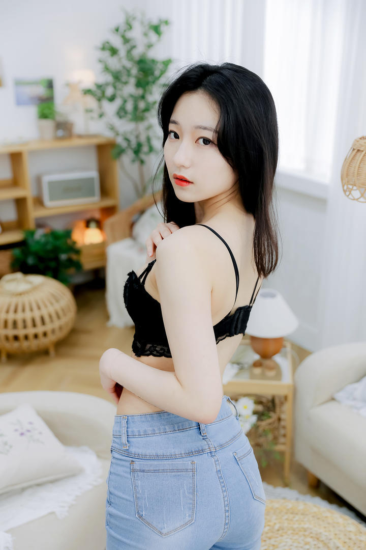中国小姐姐卧室性感写真背影图片