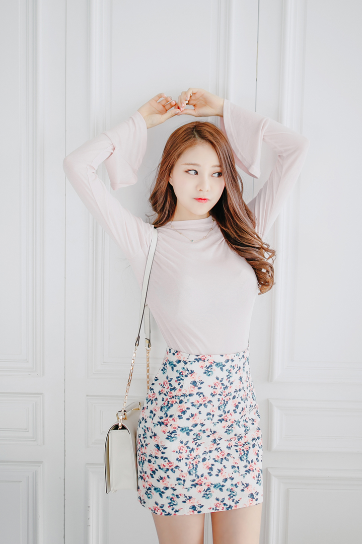 举起双手的高清韩国美女写真图片