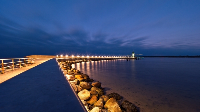 滨海城市环海步行道夜景图片