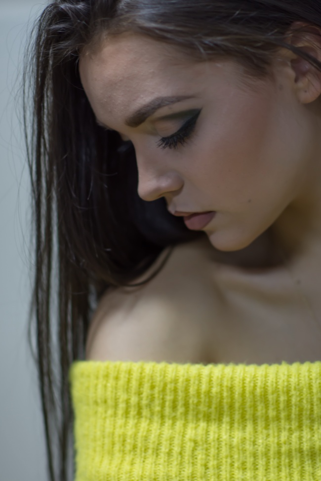 小露香肩侧颜美女图片