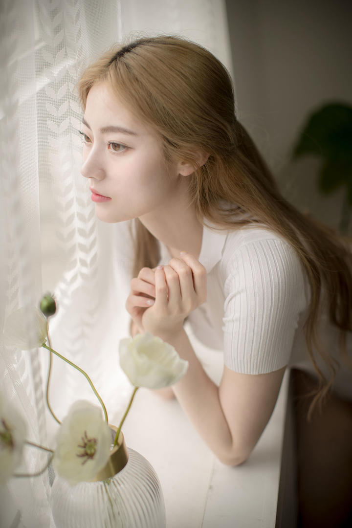 趴在窗户边的甜美高颜值美女校花生活照