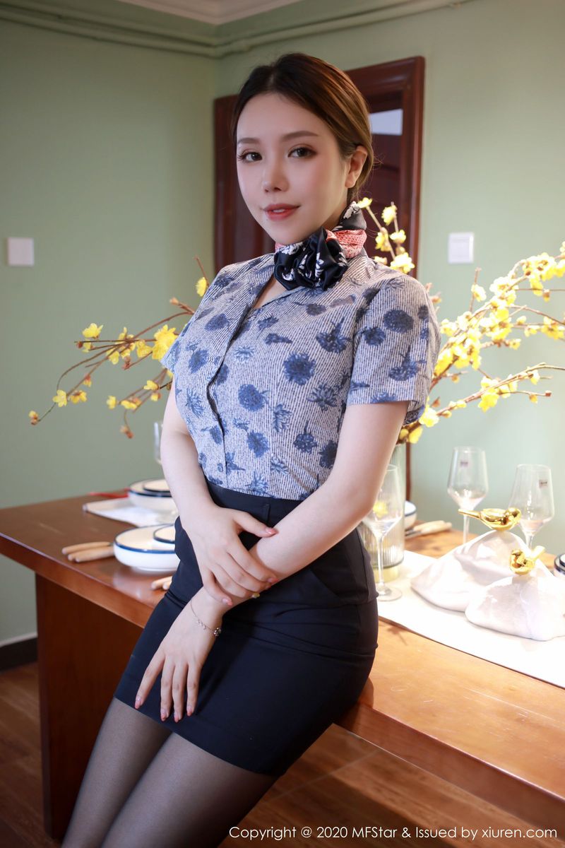 模范学院性感女神黄乐然黑丝美腿空姐制服大尺度真空写真