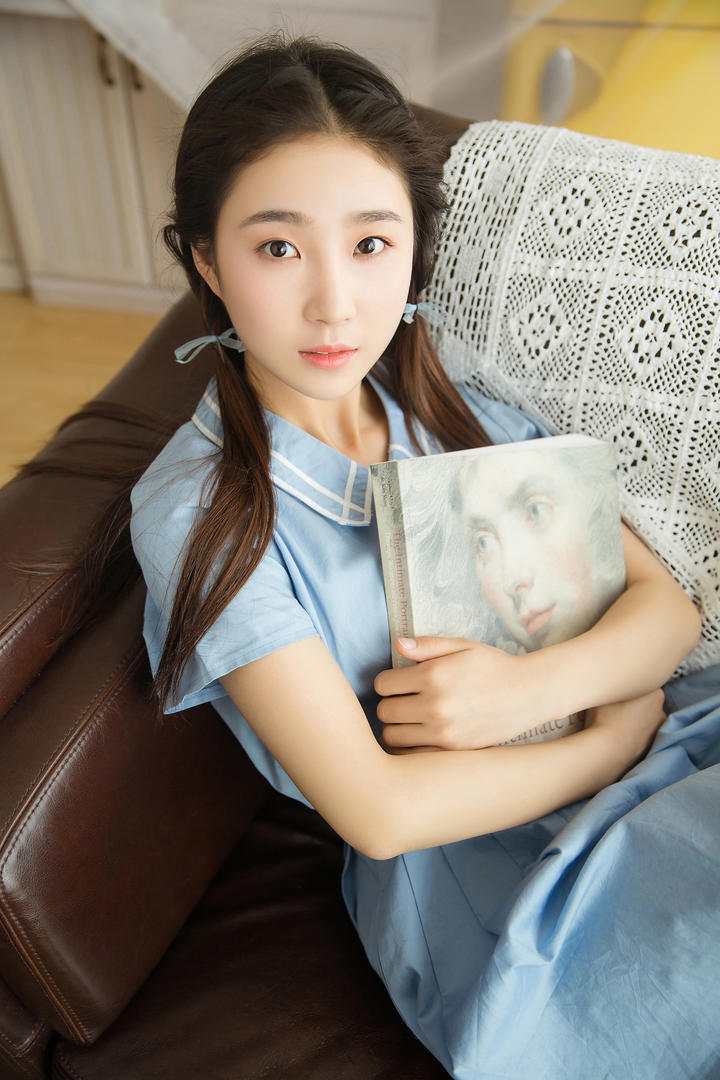抱着书本的可爱甜美清纯美女高清图片