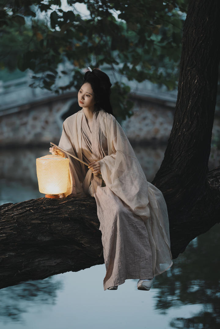 打着灯笼的古典汉服美女高清图片