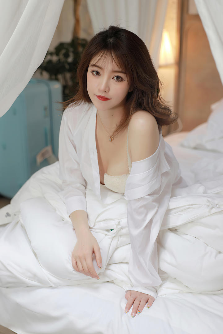 超清性感红唇牛奶肌肤香肩美模特优诱人私房照图片