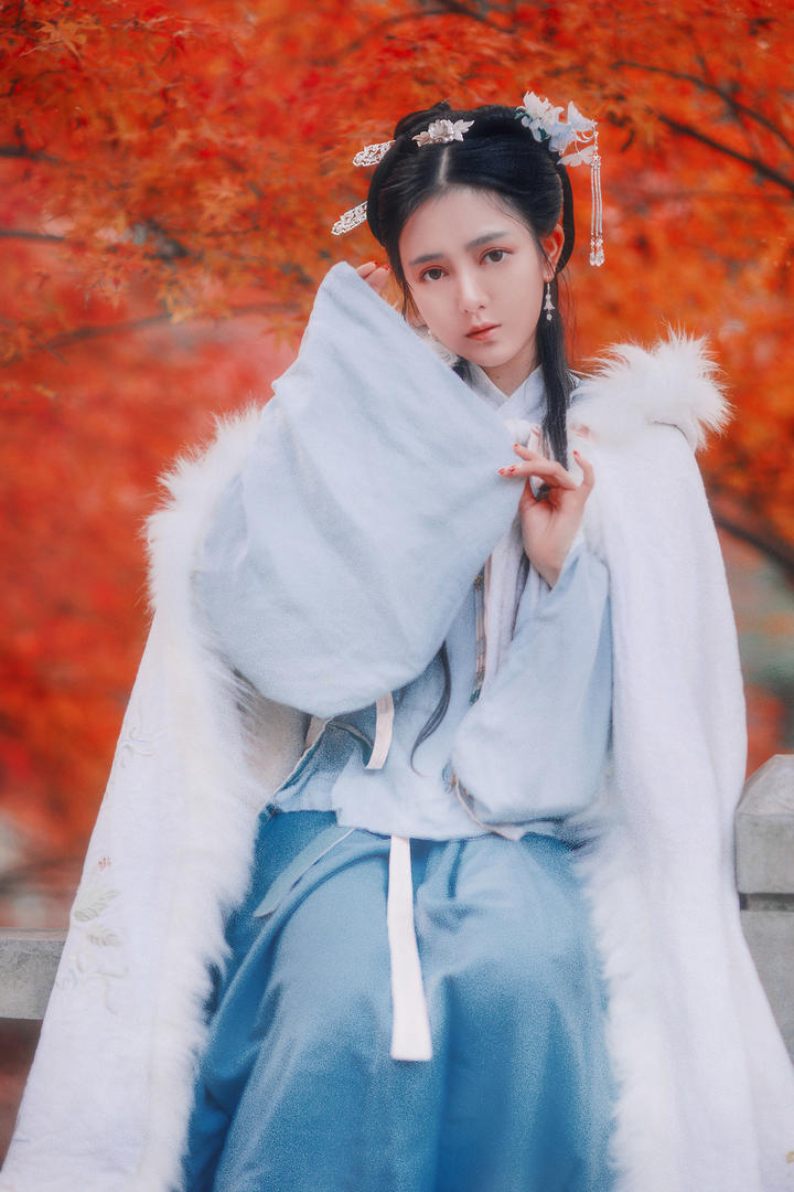 枫叶下的高清古装美女艺术写真