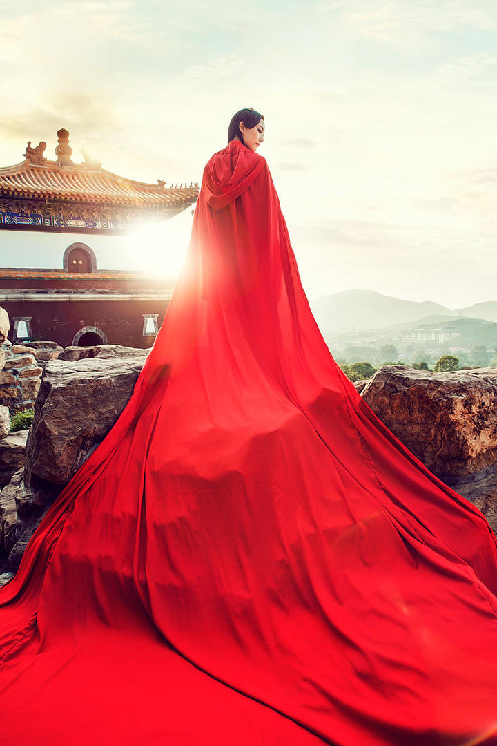 穿着红色披风的唯美古装美女艺术写真图片