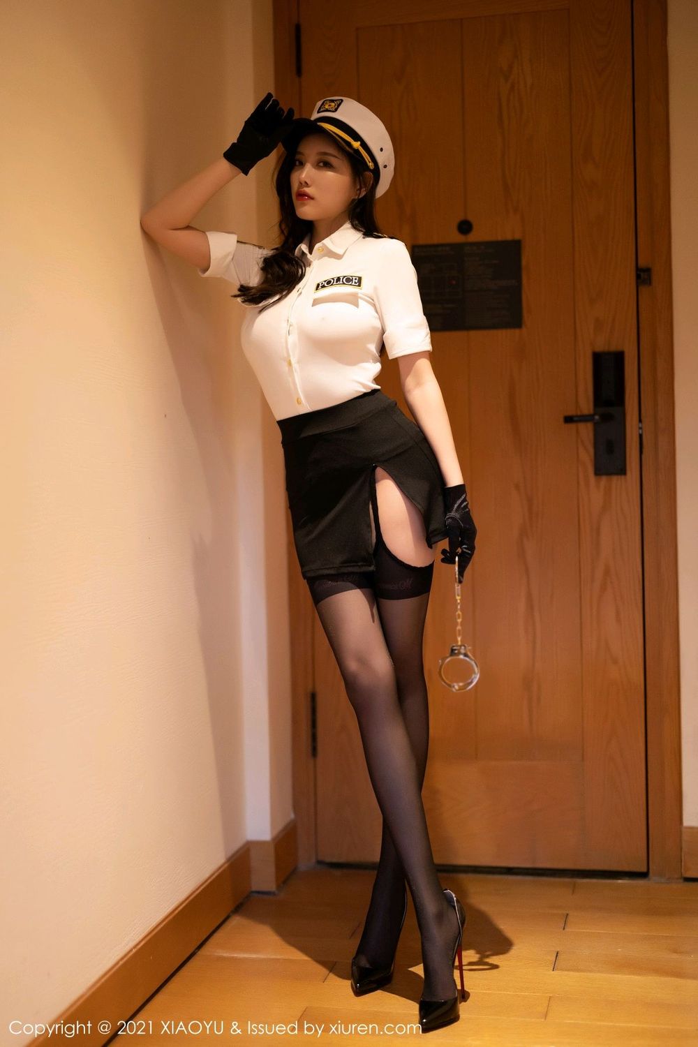 语画界性感女神杨晨晨sugar泰国女警官制服搭配黑丝广西旅拍