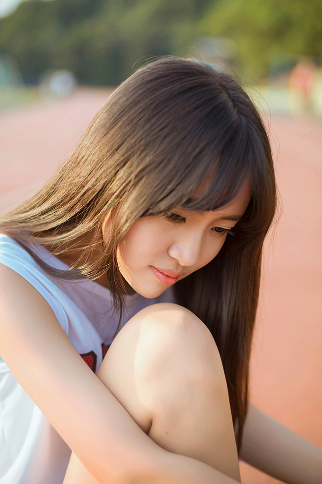 操场上可爱的篮球少女