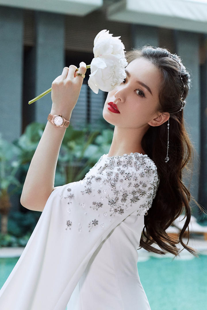 手拿白莲花的高清美女明星刘诗诗写真图片