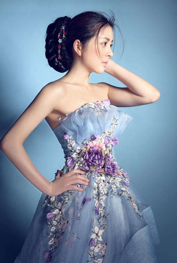 模特高兮妍蓝裙妩媚动人