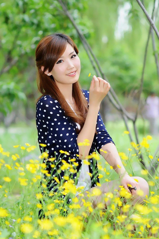 油菜花田里出美女，人比黄花美