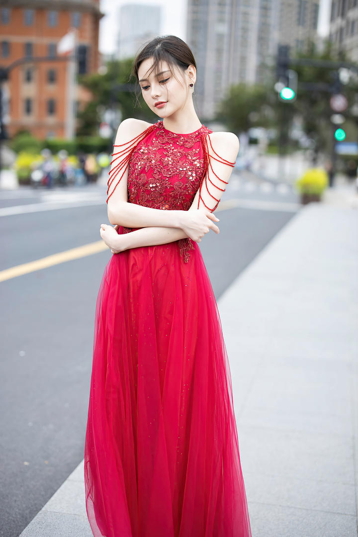 街拍穿红色长裙的极品美女小夕精品写真套图