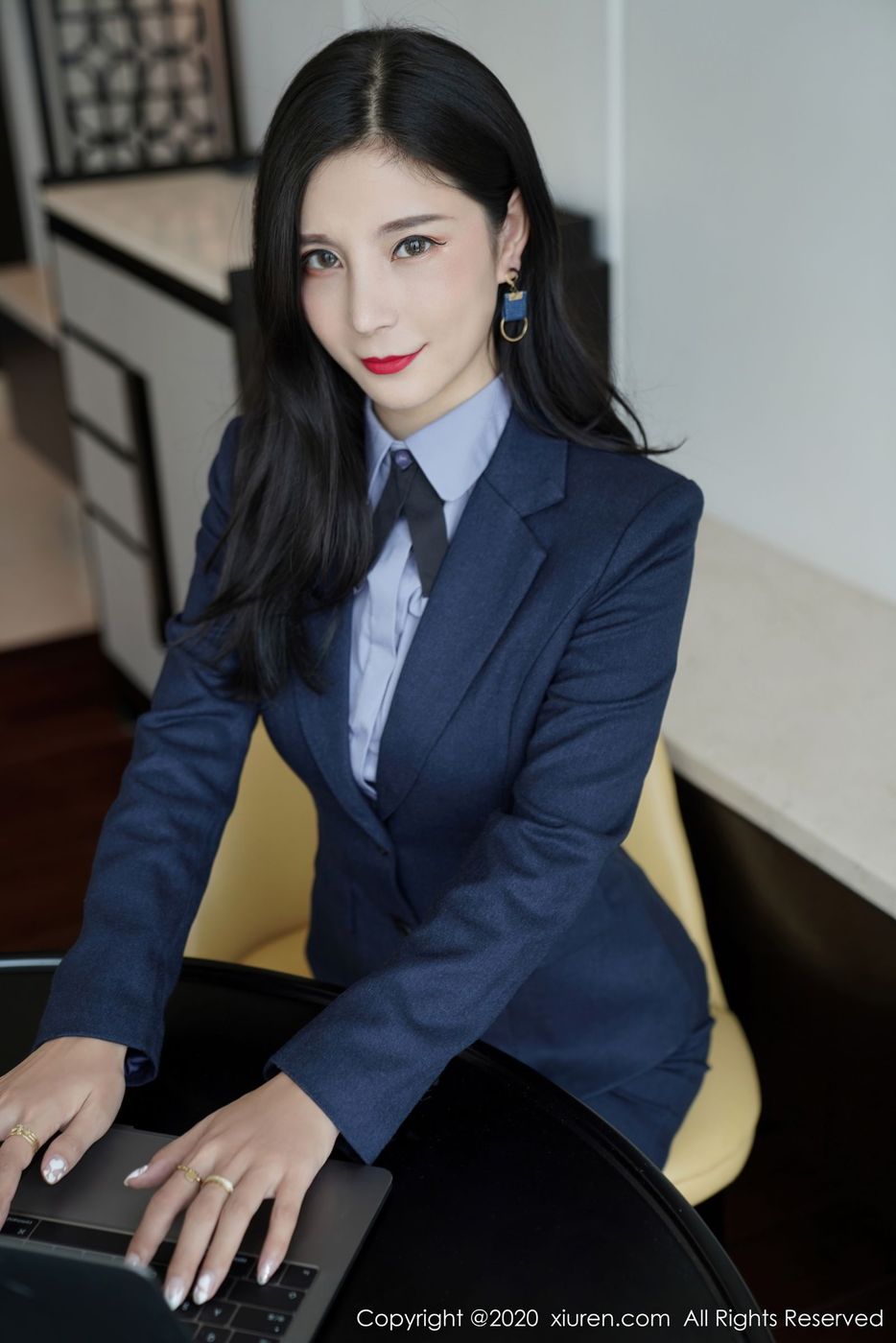 秀人网美女模特小蛮妖x职场OL白衬衫黑短裙职业装性感写真
