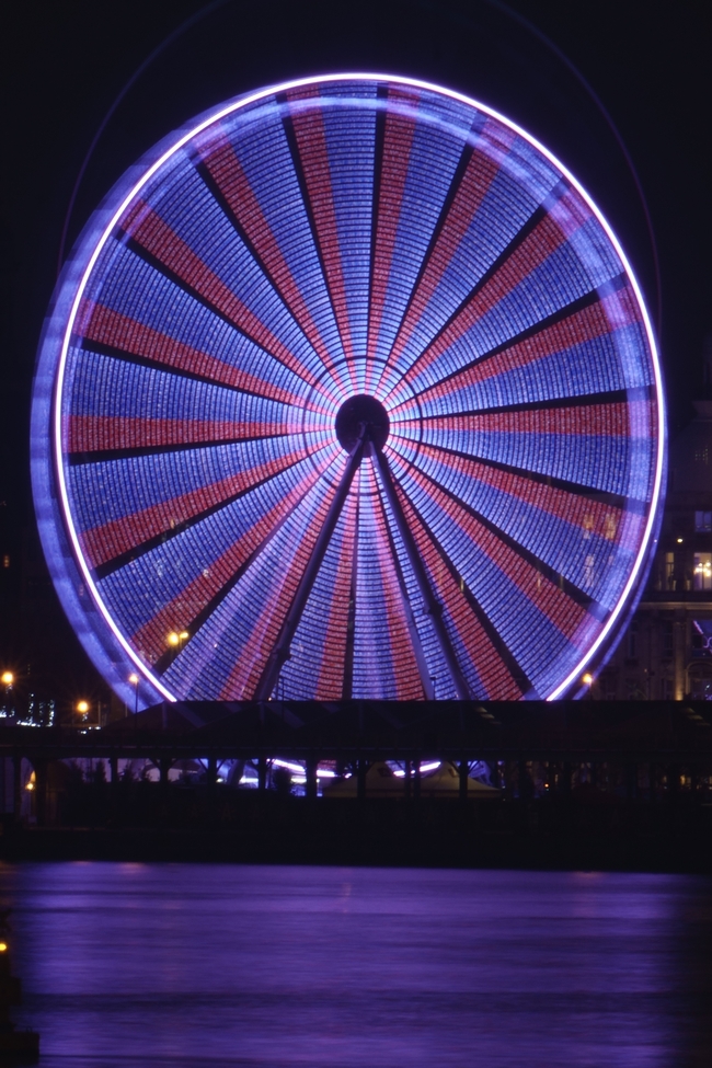 紫色摩天轮夜景图片