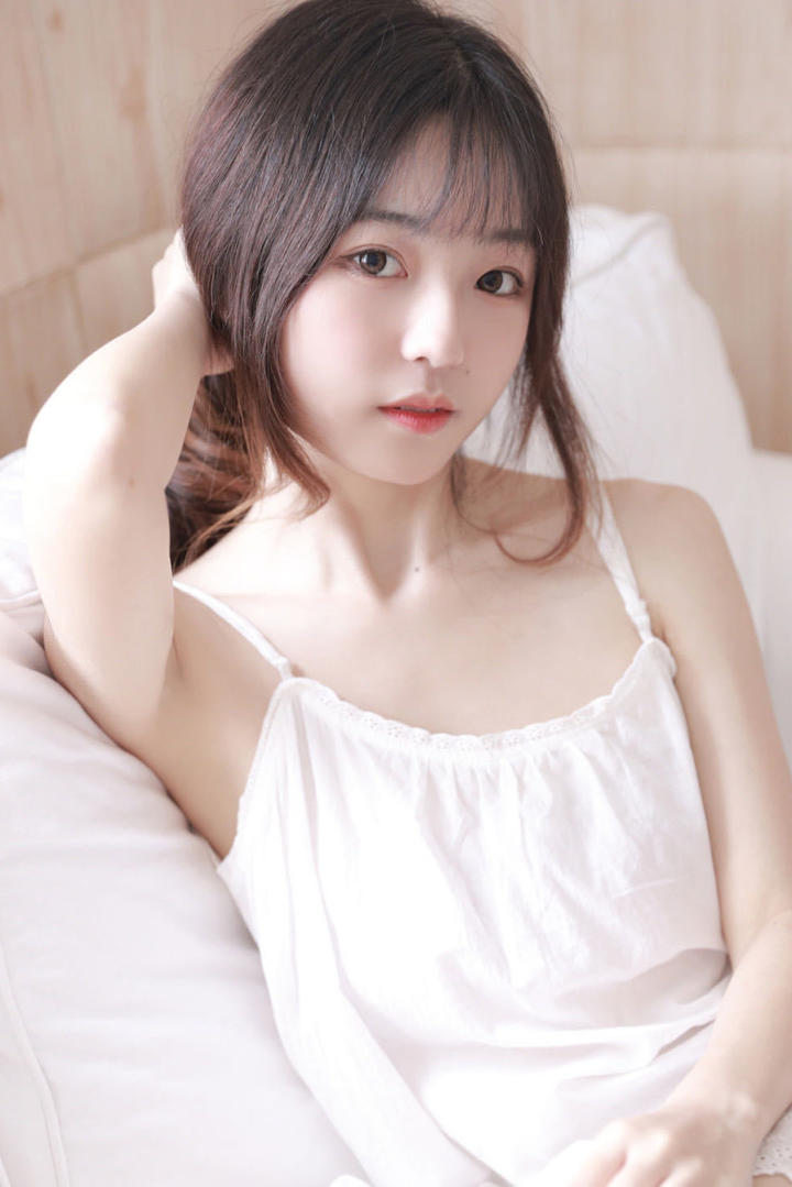 穿着白色吊带睡衣的清纯美女写真图片