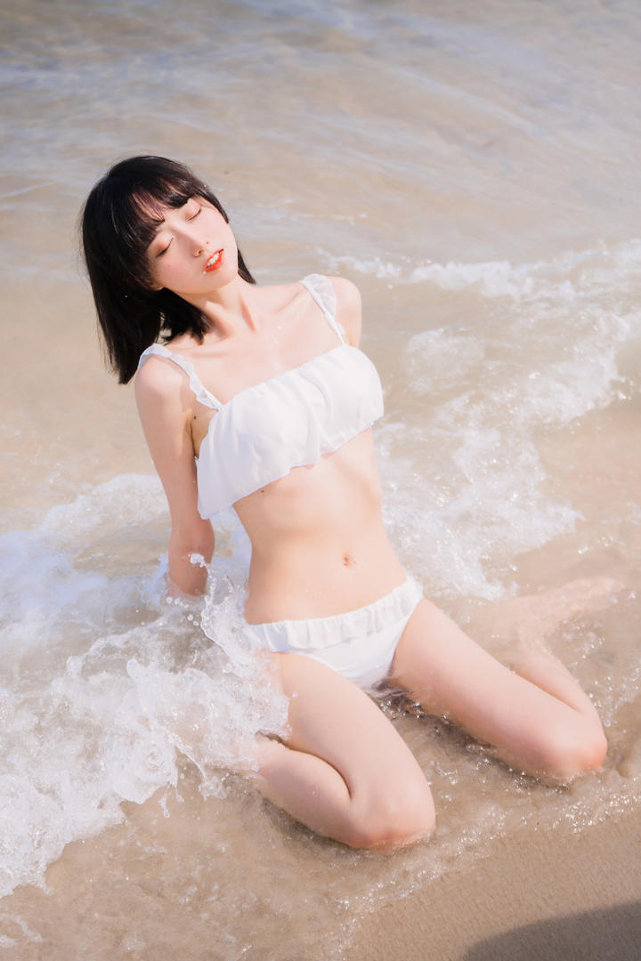 沙滩上冲浪的清纯泳装美女壁纸图片