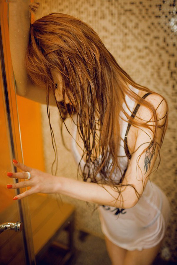 浴室湿身的透明魅惑