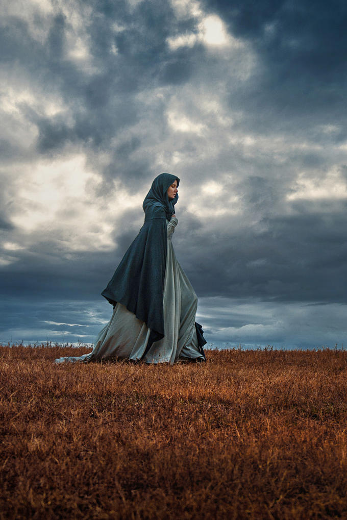 站在草地上的唯美女生艺术写真