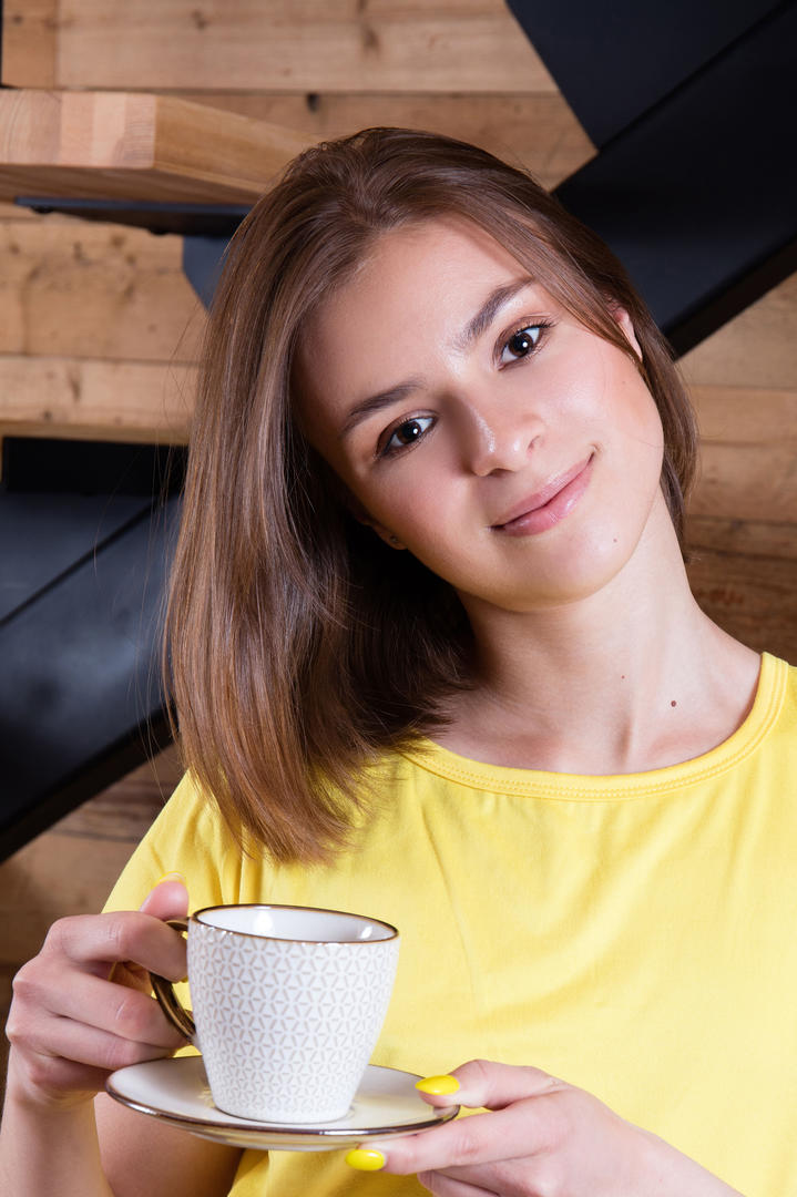 品尝咖啡的欧美清纯短发美女图片大全