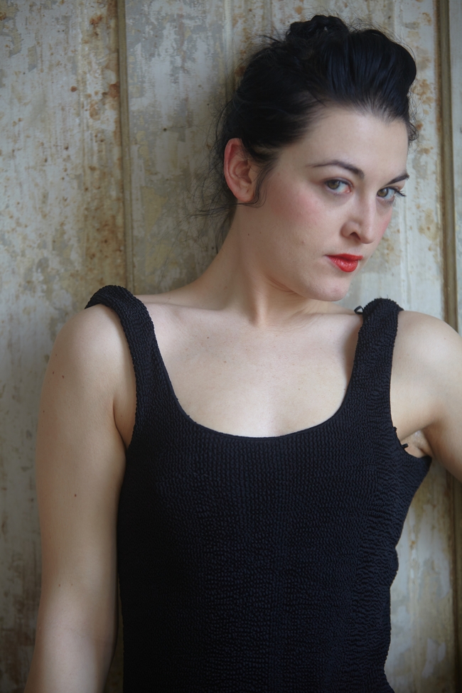 欧美性感黑色背心美女人体摄影图片