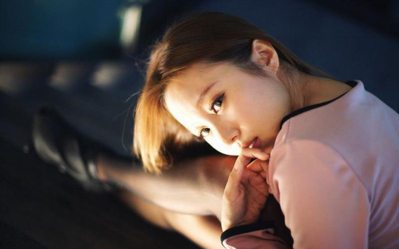 楼梯上的清新迷人小美女