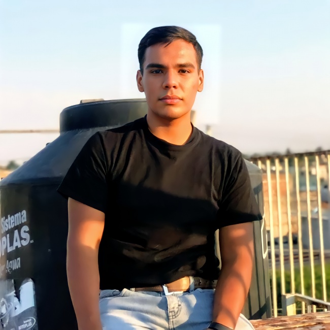 黑色T恤牛仔裤帅哥图片