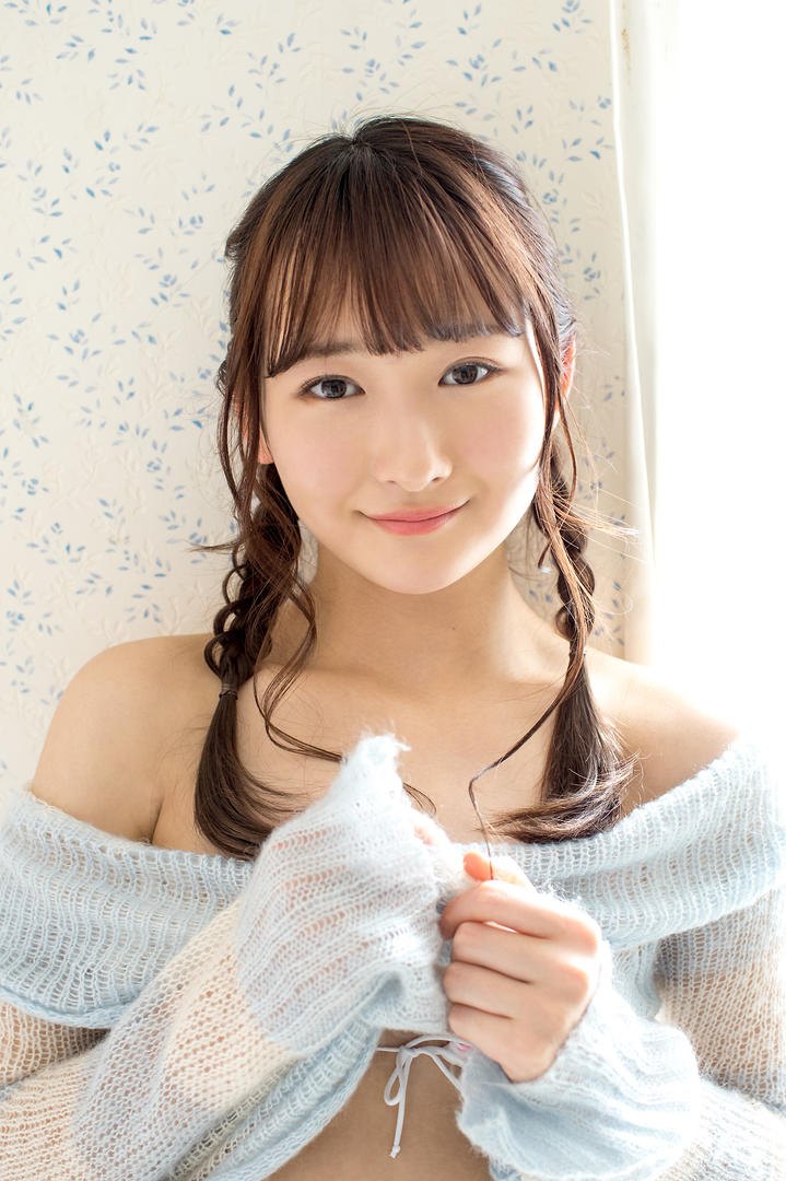扎着可爱辫子的日本美女人体艺术写真图片