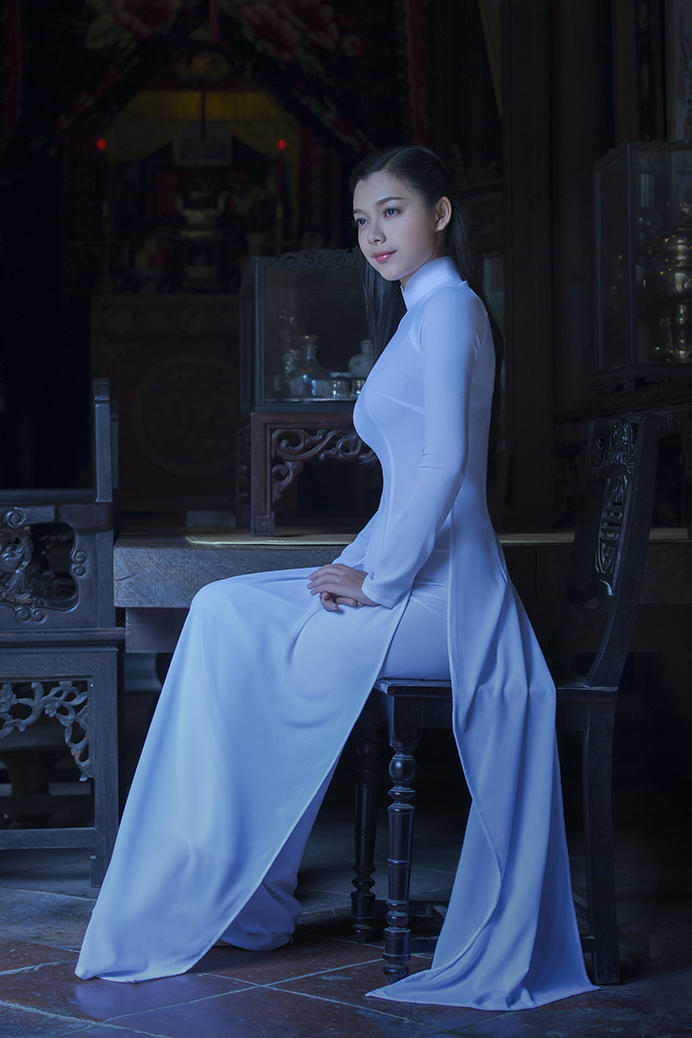 坐在椅子上的高清越南美女人像摄影图片